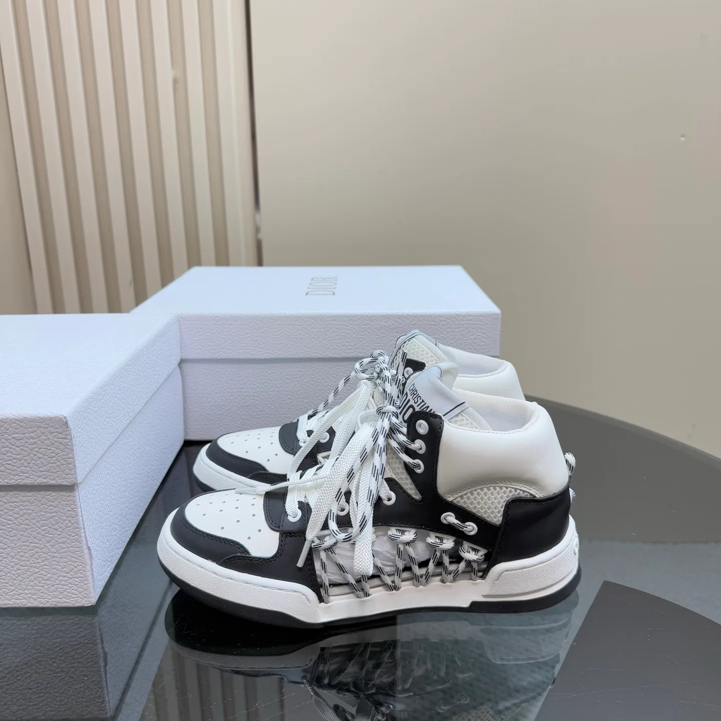 👟👟Ex-factory price 580👟👟 New in the 2025 series, this Dior, C'est sneaker shows eye-catching and fashionable style. Carefully crafted, the hollow design on the side of the upper is super fashionable, and the details also add a touch of elegance. The lightweight two-tone sole offers exceptional comfort and sporty style. Can add a stylish touch to any casual look. The tongue and sole are decorated with Christian Paris logo, and Niu Jing is designed with cowhide leather. Women's size 35-40 (customized to 40)